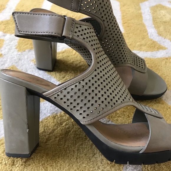 🌻CLARKS Olive Velcro Heels - Picture 2 of 4